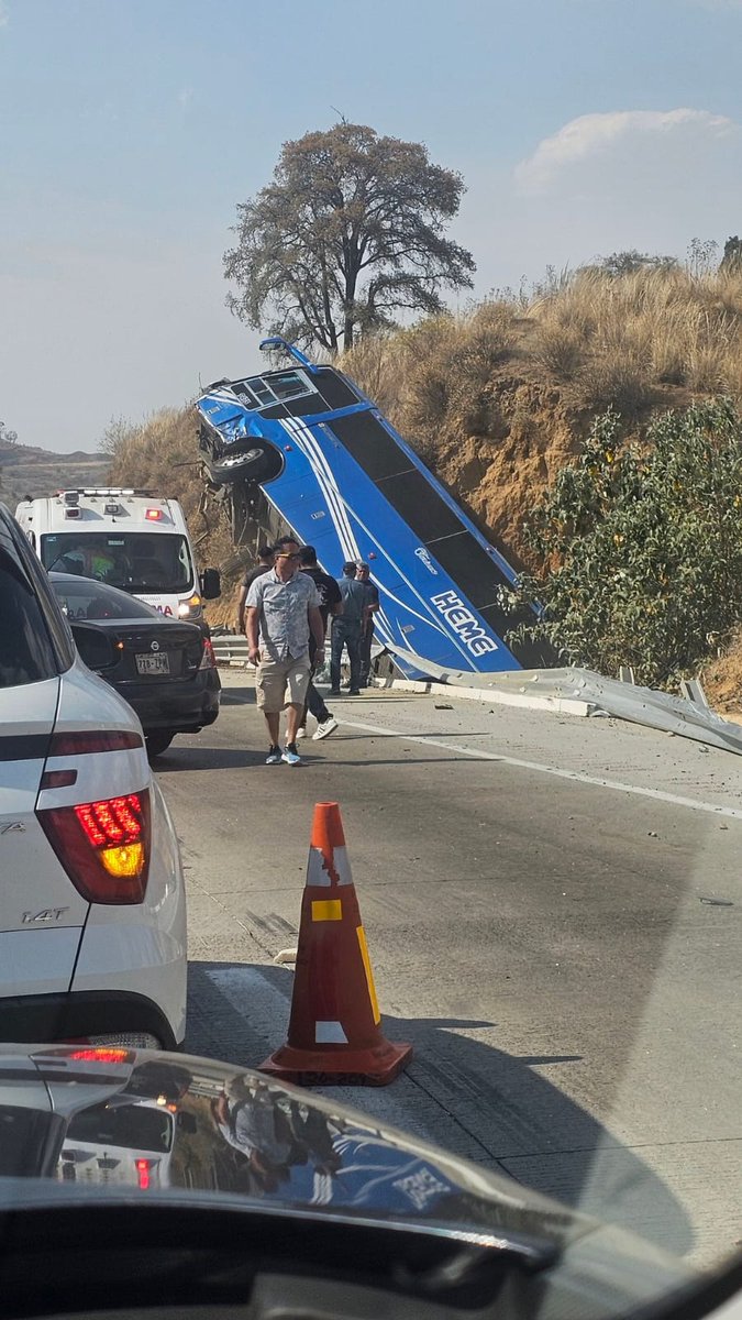 GaboOrtega73's tweet photo. #AlMomento
Volcadura de bus de pasajeros en el km 43 de lla, México Puebla deja 4 muertos y más de 15 lesionados. Servicios de emergencia laboran en el punto.
@PrensaLyO
@CoordinacionDM
@ivanmaciasnews
@JesicaZermeno
@claulacoqueta
@alertasurbanas
@aleanaietzi https://t.co/PBiBt9v2lR