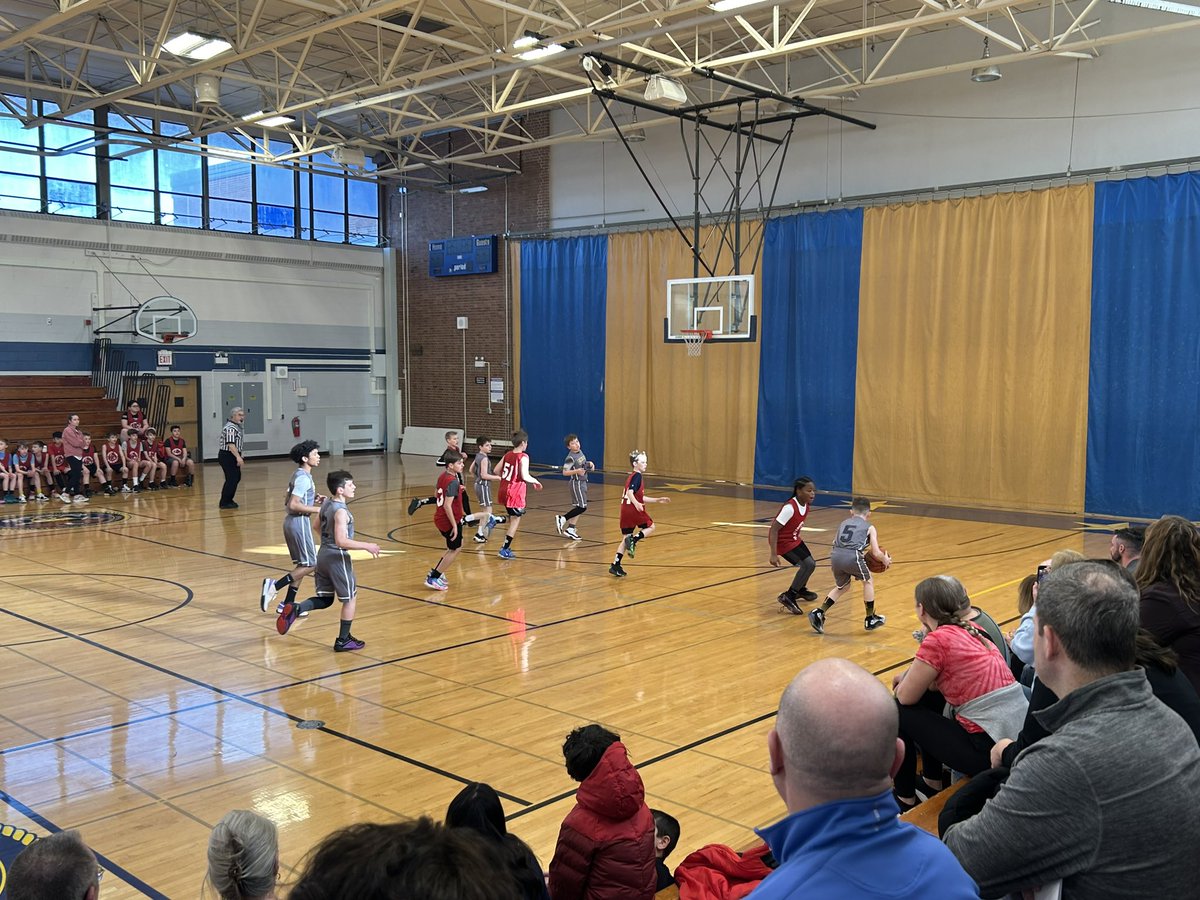 SeanKennedy80's tweet photo. We are at Rickover for the conference playoffs tonight. 5/6th @SauganashSports taking on Edison Park (@eddiepwolf )! #Network1 #TeamSauganash https://t.co/JKIcMcClUl