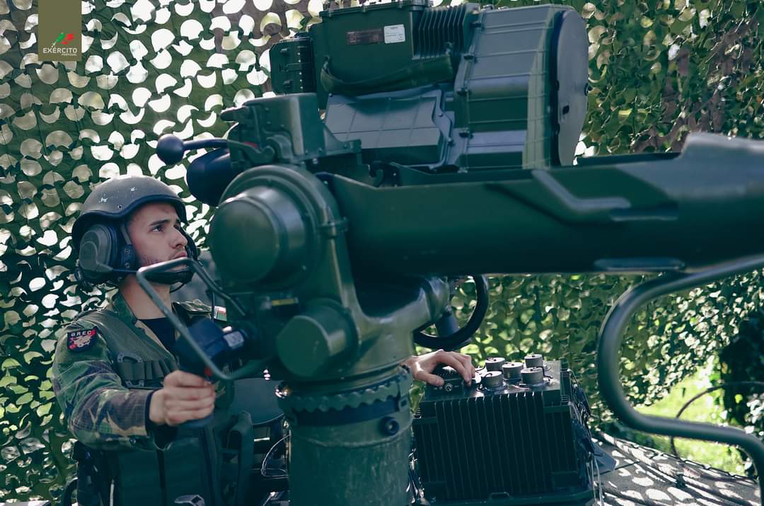 Exercito_pt's tweet photo. 👉 Preparados para responder a uma diversidade de missões e cenários de atuação, os militares do Grupo de Reconhecimento da Brigada de Intervenção testaram a sua proficiência em mais uma jornada de treino de técnicas, táticas e procedimentos de pequenas unidades.
#BrigInt #RC6 https://t.co/9UTLv5hgWr