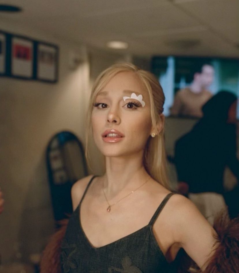 infoari's tweet photo. ELA NÃO BOTAVA SÓ AS VÍRGULAS? Ariana Grande escreveu “we can’t be friends” sozinha em apenas 20 minutos, afirma Ilya. https://t.co/2DFJhoacye