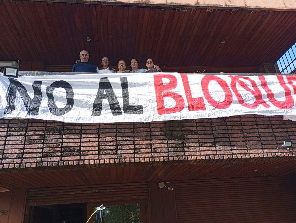 PopaDanel's tweet photo. Con la canción de "El Necio" y rechazando el #BloqueoGenocida, desde @EmbaCubaUruguay hacemos frente a las provocaciones contra nuestra Revolución. #Cuba🇨🇺 es un país de paz.
#MejorSinBloqueo 
@CubaMINREX https://t.co/4cxocl7ASD