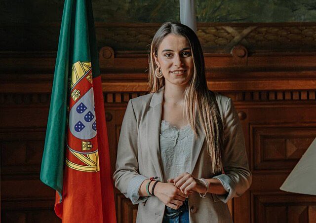 Ela mesma, uma deputada portuguesa que só envergonha o país