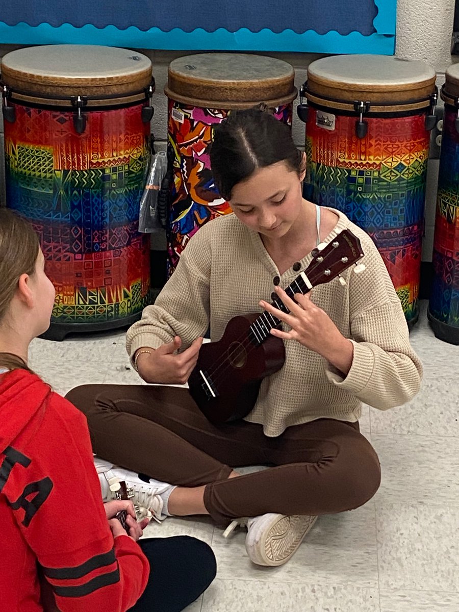 HFE 5th graders are working so hard on the ukuleles! Love working on this for their last quarter of elementary music 🎶 #fcsmusic <a href="/koperniak/">Matt Koperniak</a>   @FCS_HFE_Prin <a href="/FCS_HFE_AP/">Lori Dunagan,HeardsFerryElemAP</a> <a href="/alexbatesedu/">Alexandra Bates</a>