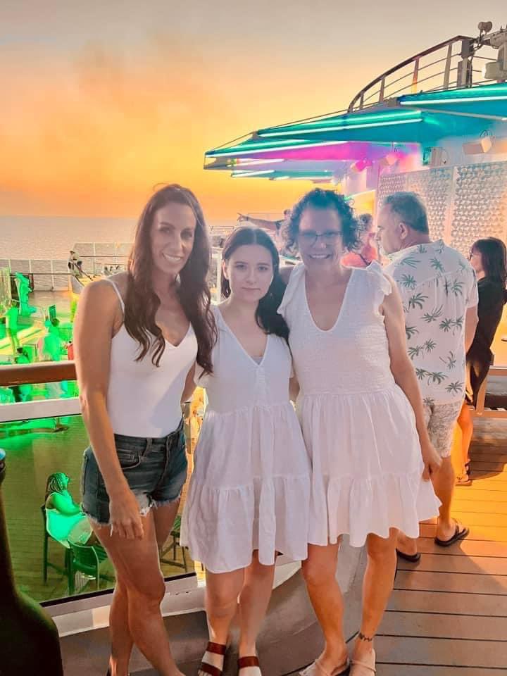 i went on a cruise over the weekend and had a blast 🏝️