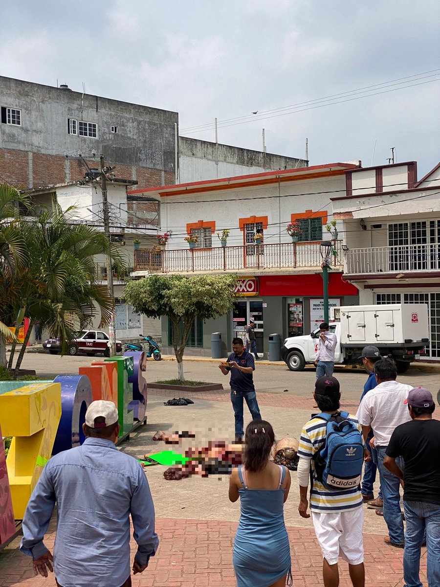 alejandro_bral's tweet photo. Violencia en #Veracruz: Tiran cuerpos desmembrados frente al Palacio Municipal de #Cazones #Policiaca 
#Boletin 
#FGE INFORMA QUE SE INVESTIGAN LOS HECHOS SUSCITADOS EN CAZONES https://t.co/N27LmEdsjj