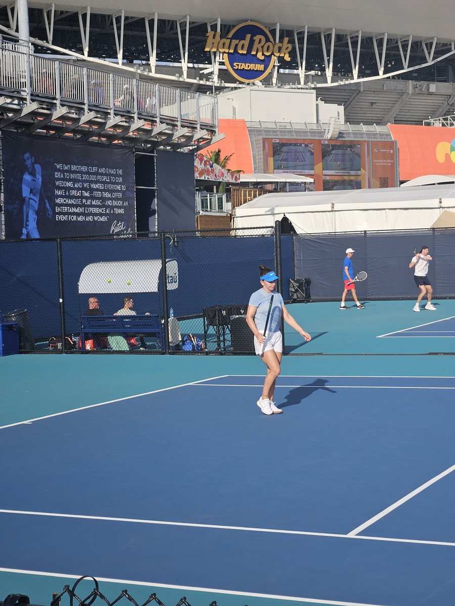 george2210's tweet photo. Simona Halep practice, Miami Open https://t.co/aRntf1F3Zi