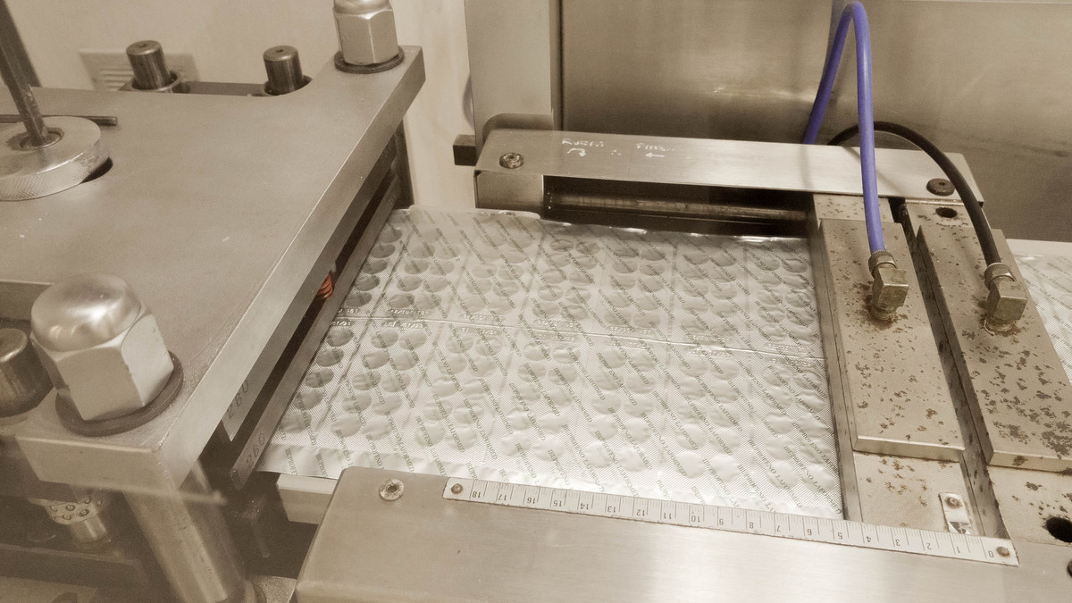 MinEcoFsa's tweet photo. 🔹El Laboratorio #LAFORMED elabora de manera íntegra dos #medicamentos que abastecerá al sistema de salud provincial.

💊Se trata de #Paracetamol de 500 mg e #Ibuprofeno de 400 mg, que cuenta con la certificación de calidad físico-química realizada por tres laboratorios nacionales.

🏥Inicialmente, se abastecerá a los hospitales y centros de salud de todo el territorio con 64 mil comprimidos de Paracetamol y 272 mil comprimidos de Ibuprofeno. Una contribución sumamente significativa ante el actual escenario de lucha contra el dengue y el aumento de los precios de los medicamentos.

#Formosa #ProduccionLocal #Salud