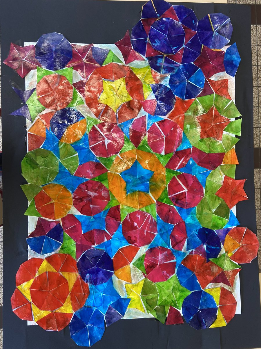Les CP de Gringoire ont découvert la suite de Fibonacci et crée une œuvre à la manière des pavés de Penrose. magnifique !! Défi 4 largement relevé ! Elle sera exposé à la médiathèque Phenix à Colombelles !