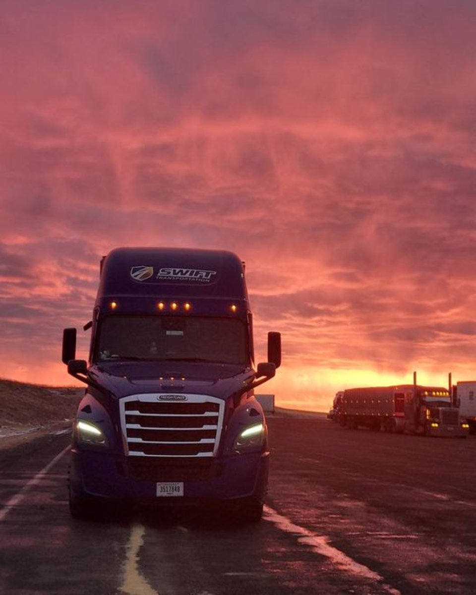 SwiftTransport's tweet image. &quot;Something I enjoy a lot about my job is the sunrise and sunset!&quot; -Ilenia, Swift Driver 😎 🚚 

#Truckerlife #TruckerViews #CDL #SwiftTransportation