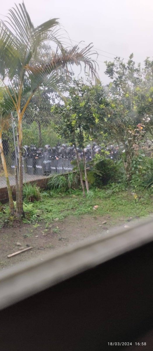 🔴 #ALERTA | Cientos de policías se forman en posición de combate durante la supuesta "consulta ambiental" en Sigchos, Cotopaxi, dispuestos a atacar a campesin@s para proteger los intereses de la transnacional minera canadiense <a href="/AticoAty/">Atico Mining Corp.(ATY)</a>. <a href="/DanielNoboaOk/">Daniel Noboa Azin</a> es responsable.