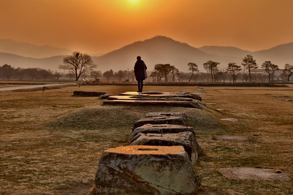 A special gift that only ruins can offer #sunset #Gyeongju #SillaKingdom historylibrary.net/entry/%EA%B9%8…