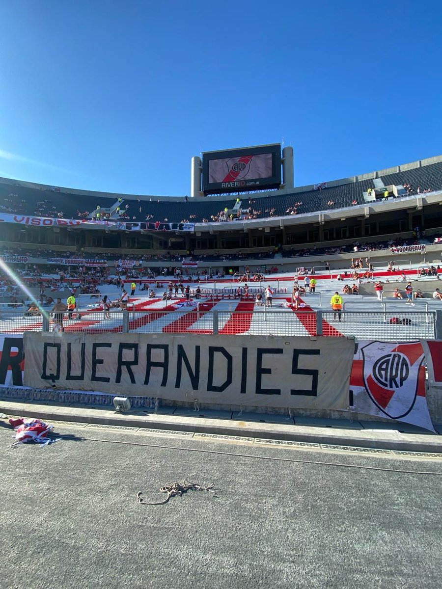 ⚪🔴⚪ El domingo volvió al Monumental una bandera histórica y siempre respetada: QUERANDÍES. 

El homenaje para un "trapo" que recorrió el mundo acompañando a River y al recordado Juan Manuel Grassi, que hoy alienta al Millo desde arriba ♥️