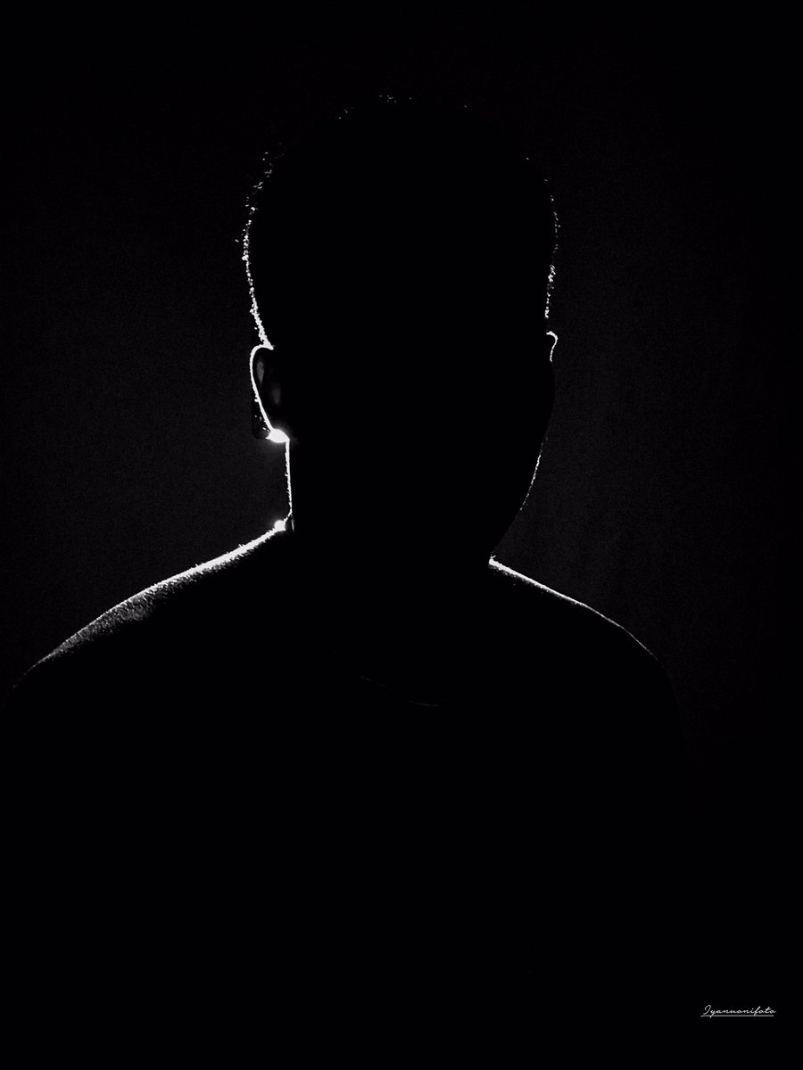 Iyanuonifoto's tweet photo. I’ve always wanted to give lighting a try in photography! So I decided to experiment with just an RGB ring light and an LED light plus my phone. This is just my first attempt and I hope to do better next time. https://t.co/s0RdULCa3E