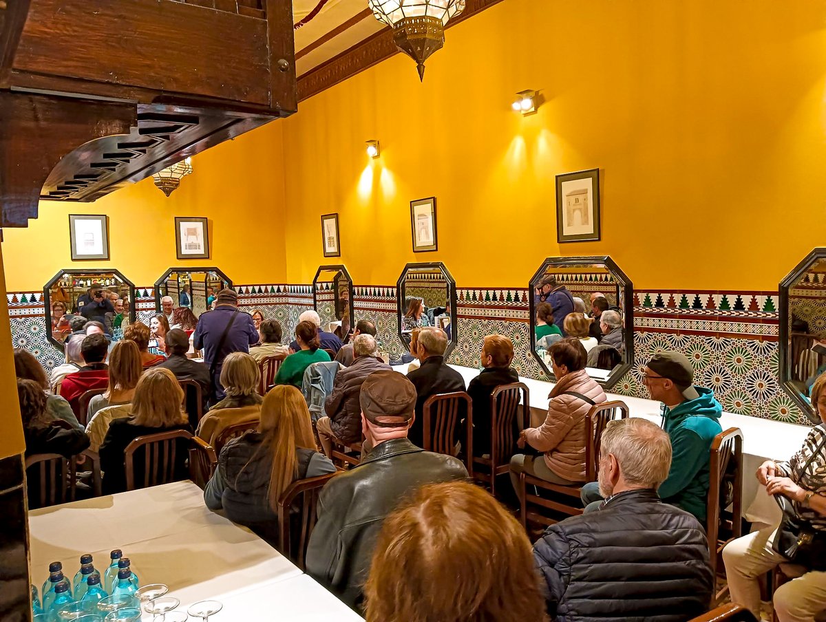 Inaki_Urdan's tweet photo. Presentación del libro CON ESO ME QUEDO de la poeta Edurne Aspuru. El evento fue todo un éxito y tuvo lugar el pasado viernes 15 de marzo en el Café IRUÑA de Bilbao.
#agalir
#inaurdan
#elhéroequecaminasentado https://t.co/qsFVQDes7T