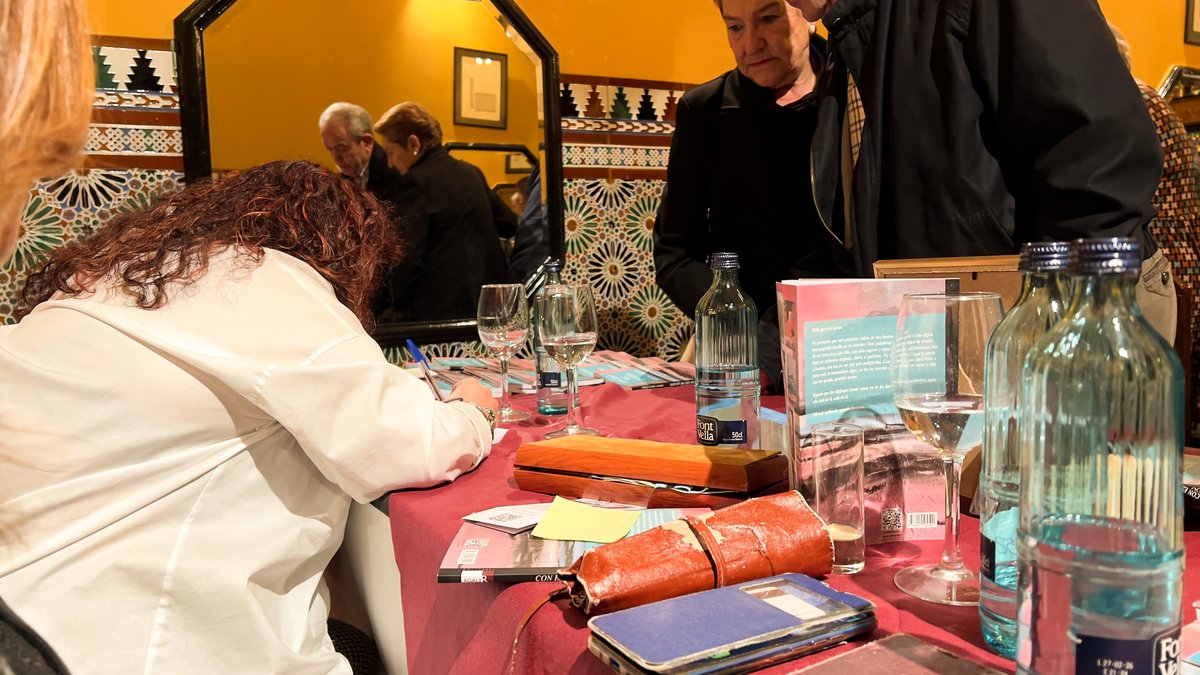 Inaki_Urdan's tweet photo. Presentación del libro CON ESO ME QUEDO de la poeta Edurne Aspuru. El evento fue todo un éxito y tuvo lugar el pasado viernes 15 de marzo en el Café IRUÑA de Bilbao.
#agalir
#inaurdan
#elhéroequecaminasentado https://t.co/qsFVQDes7T