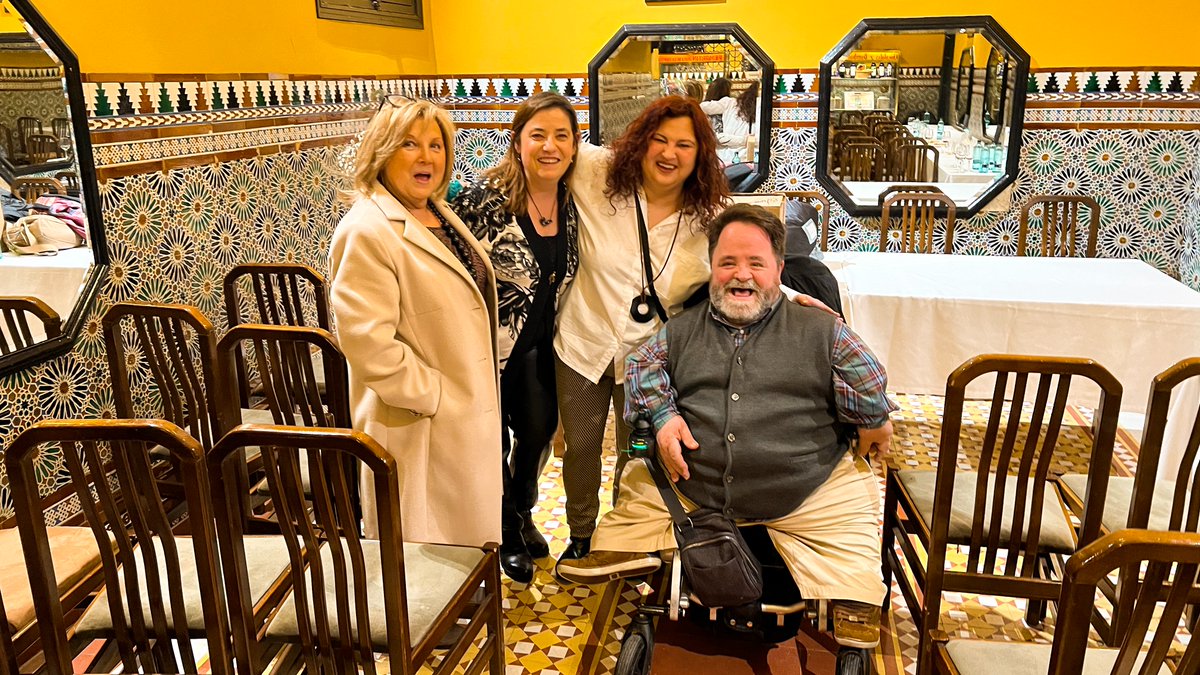Inaki_Urdan's tweet photo. Presentación del libro CON ESO ME QUEDO de la poeta Edurne Aspuru. El evento fue todo un éxito y tuvo lugar el pasado viernes 15 de marzo en el Café IRUÑA de Bilbao.
#agalir
#inaurdan
#elhéroequecaminasentado https://t.co/qsFVQDes7T