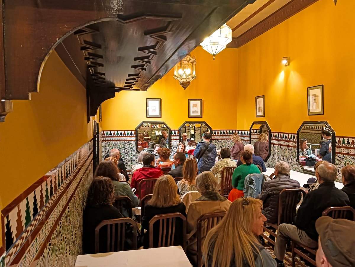 Inaki_Urdan's tweet photo. Presentación del libro CON ESO ME QUEDO de la poeta Edurne Aspuru. El evento fue todo un éxito y tuvo lugar el pasado viernes 15 de marzo en el Café IRUÑA de Bilbao.
#agalir
#inaurdan
#elhéroequecaminasentado https://t.co/qsFVQDes7T