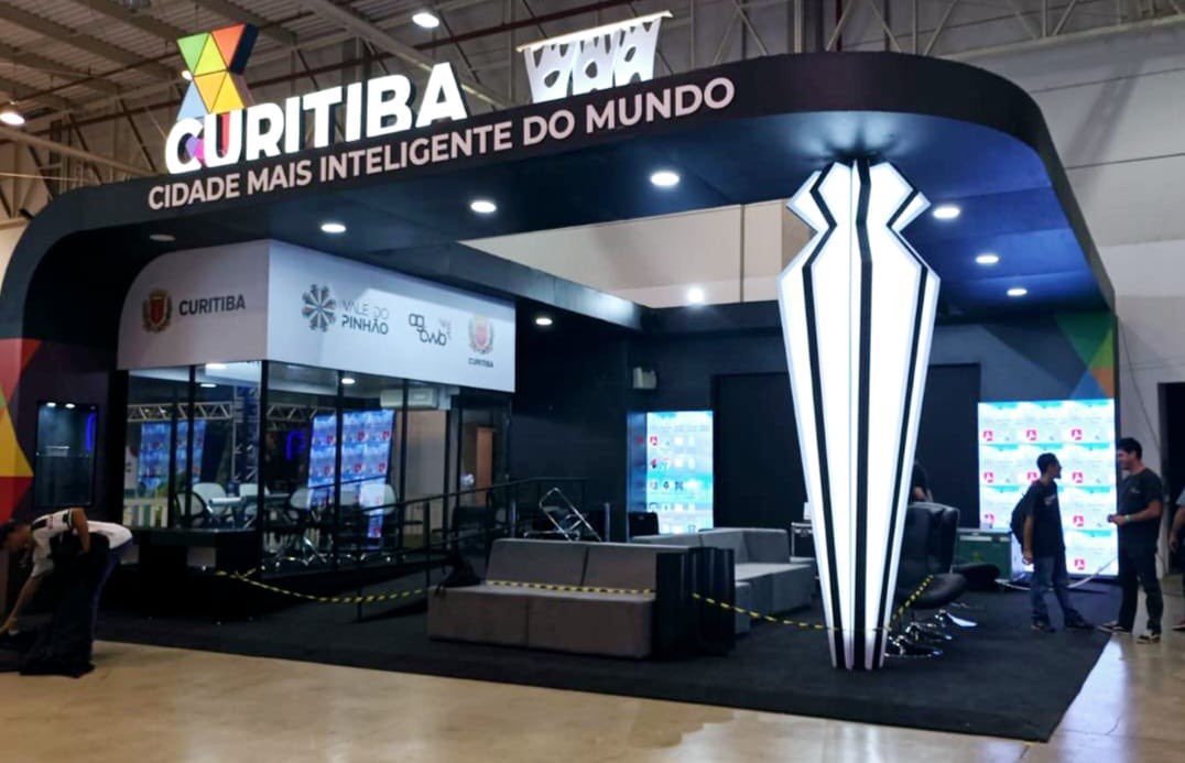 RafaelGreca's tweet photo. #TudoPronto #StandDeCuritiba Acabamos de terminar a montagem do espaço na #CuritibaSmartCityExpo - Pavilhão do Parque Barigui. Venham conhecer. Serão dias de eventos inovadores: dias 20, 21 e 22 de Março, das 8h às 20h. #BemVindos https://t.co/5bAnmMHqhy