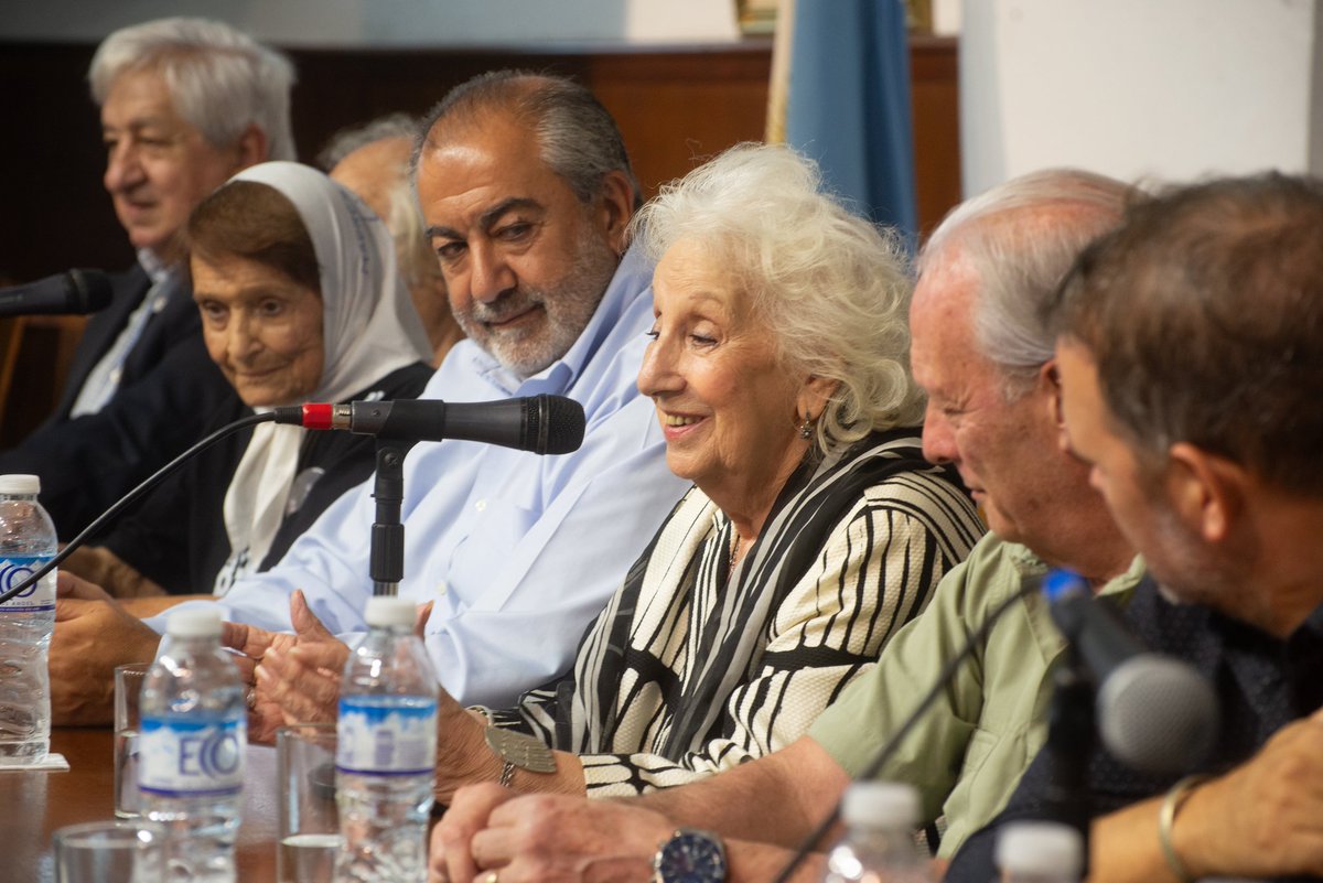 cgtoficialra's tweet photo. LA CGT RECIBIÓ A LOS ORGANISMOS DE DDHH

De cara a un nuevo aniversario del golpe de Esrado del 24 de marzo de 1976, la CGT recibió en el Salón Felipe Vallese a las Madres y Abuelas de Plaza de Mayo, a los organismos de Derechos Humanos y a las dos CTA

La misma fue para convocar a conmemorar en unidad por los crímenes de lesa humanidad y las políticas económicas y sociales de la última dictadura militar que tanto daño hicieron en nuestro pueblo.

Este año nos encuentra frente a un plan económico que reedita aquellos objetivos de pobreza extrema y beneficios para los grupos económicos concentrados. Otra vez es el momento de expresar MEMORIA, VERDAD Y JUSTICIA. Es el momento de la REBELDÍA. 

ESTE 24 M TODOS Y TODAS A LA PLAZA