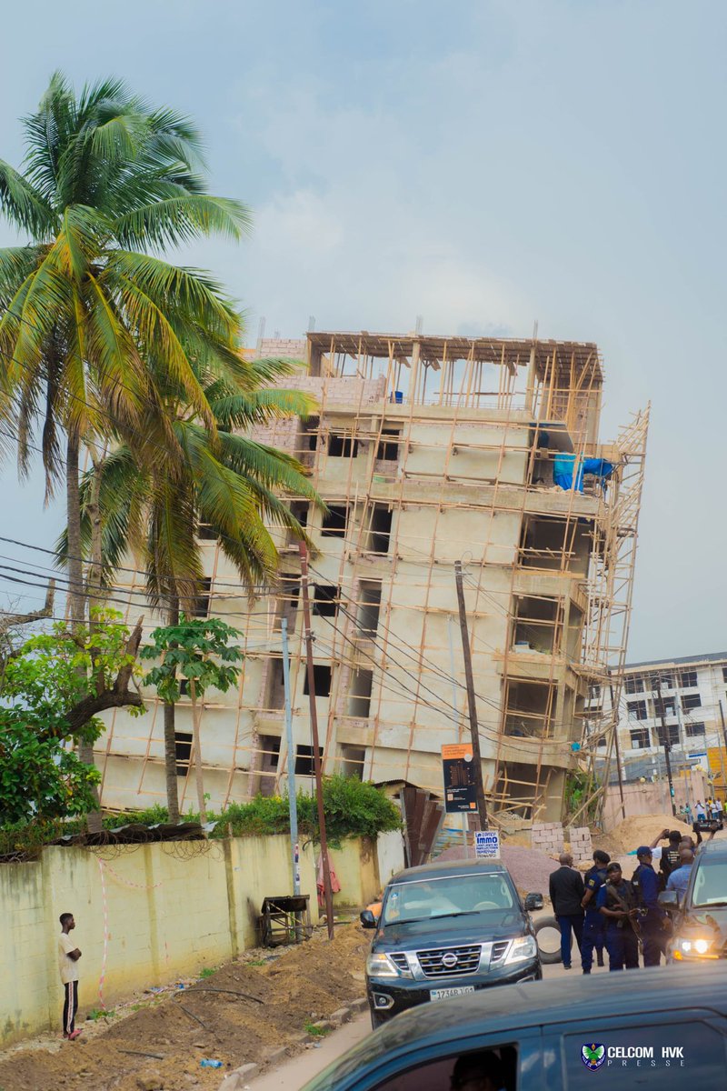 acprdcongo's tweet photo. #RDC : la mairie de #Kinshasa a décidé lundi de démolir un bâtiment en construction de 8 étages qui s’était affaissé le matin dans le quartier #Socimat, de la commune de #Gombe au nord de la capitale de la République démocratique du Congo, a annoncée le gouverneur, à l’issue de sa visite d’inspection sur le lieu du désastre, selon un communiqué. « Nous avons été alertés depuis le matin qu’il y avait un bâtiment qui s’est affaissé. Nous sommes venus constater les faits. C’est un bâtiment de 8  étages. Le Rez-de-chaussée et le premier niveau se sont enfoncés sous terre. Visiblement le bâtiment ne présente pas de fissures. Mais il faut nécessairement le démolir pour éviter d'autres accidents parallèles », a rapporté le communiqué.