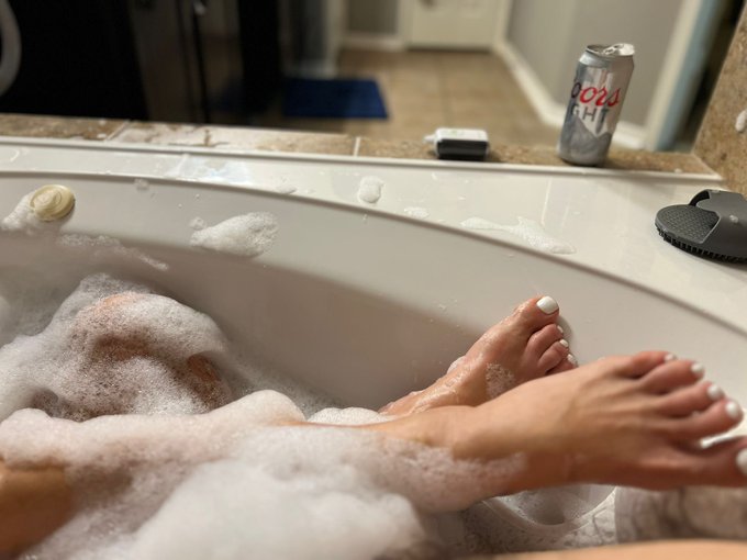 While toes are trending, I am reminded of the photos I took last night in the tub with @HollyHotwife<a href="/tag/toes"class="tags"><span>#toes</span></a>