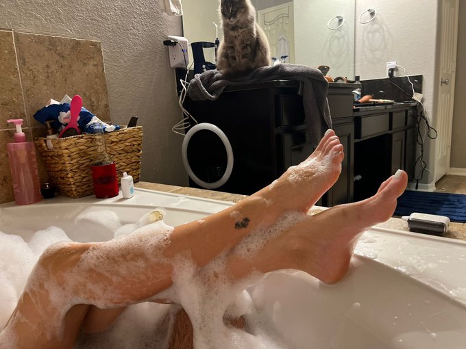 While toes are trending, I am reminded of the photos I took last night in the tub with @HollyHotwife<a href="/tag/toes"class="tags"><span>#toes</span></a>