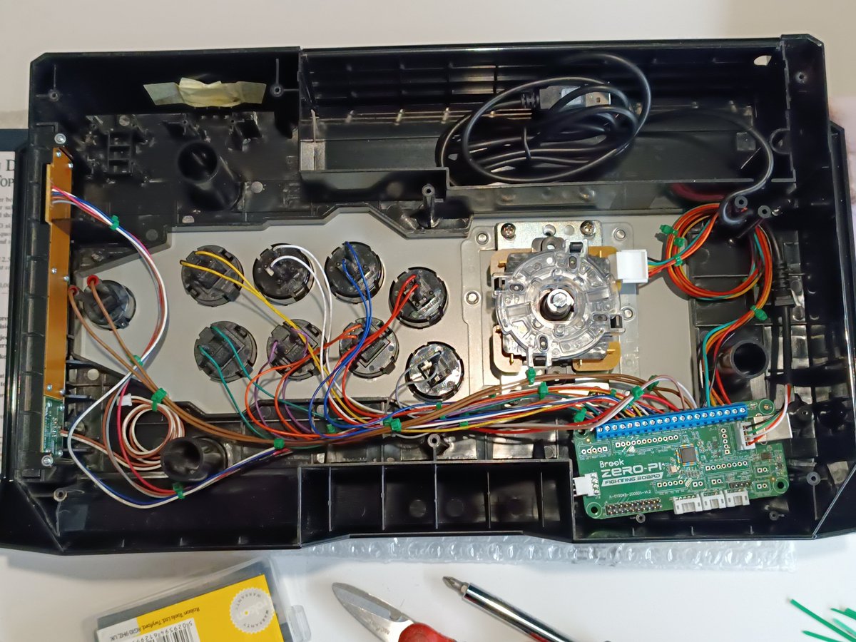 powerfuran's tweet photo. HRAP V Hayabusa equipped with a #Brook Zero-Pi, #Sanwa JLF joystick and a variety of Sanwa, #Seimitsu, and #Hori buttons. Really happy with this result and with the Vewlix style panel. https://t.co/8j4gsed9ZC