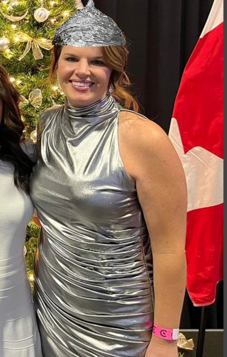 gawaningning's tweet image. Two Alarm 🤯🤯
From @mferreriptbokaw 
☺️😊😁😆😂🤣
⬇️
She’s using the term “shameful.”
🤦‍♀️
No class, no integrity, no decency…that’s #MPFail. 
All decent Canadians see right through you. 
Shame on #MF. 
#MadMichelleStrikesAgain