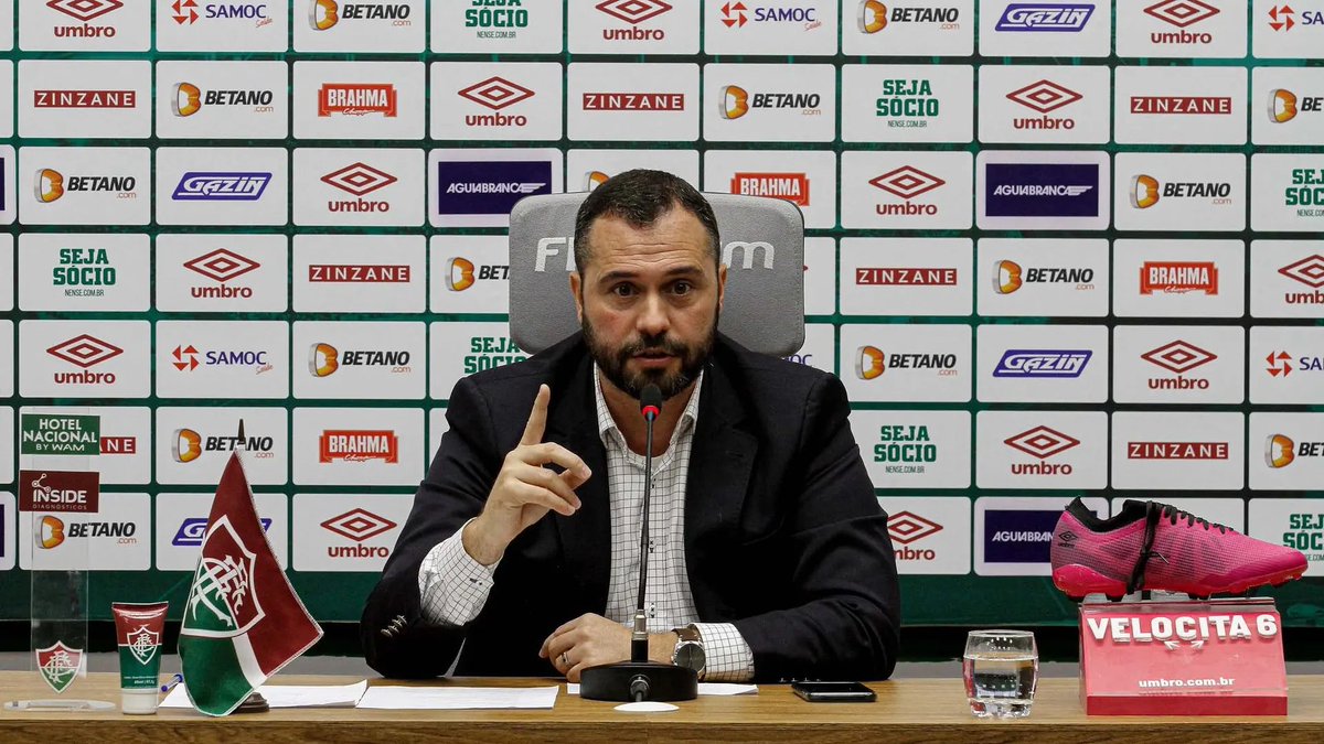 futebol_info's tweet photo. "Os clubes brasileiros que são vencedores são punidos no ano seguinte. O Fluminense foi punido porque saímos de férias no dia 26 de dezembro, voltamos 26 de janeiro. Iniciamos com o time 3. Há dois anos, a gente ganhou o Campeonato Carioca, escrevemos um livro para comemorar e fomos criticados. Falaram que o importante era ganhar a Libertadores. Fomos bi do Carioca, fizemos nova homenagem e fomos criticados. Agora ganhamos a Libertadores, a Recopa e estamos sendo criticados porque não fomos tri do Carioca."

🎙️ Mário Bittencourt, presidente do Fluminense.
📸 Lucas Merçon/Fluminense FC