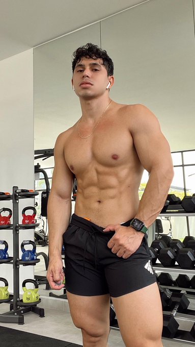 Qu&eacute; edad crees que tengo ? https://t.co/UNpShKJPKt