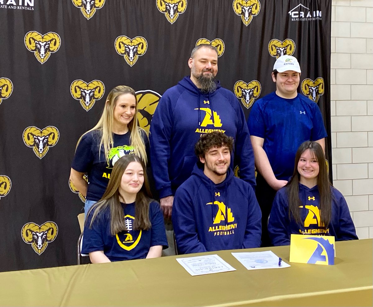 debbyleora55's tweet image. Big day for @Anthonymistrik !  Signing with @alleghenycol  🏈 Can’t wait to see what you do next kid. Take care of my boy @Coach_Layer
 Go Gators 🏈🐊 💙💛
@HighlandsAthl