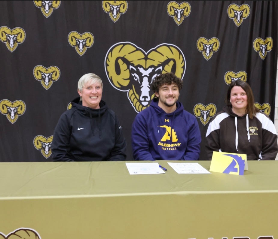 debbyleora55's tweet image. Big day for @Anthonymistrik !  Signing with @alleghenycol  🏈 Can’t wait to see what you do next kid. Take care of my boy @Coach_Layer
 Go Gators 🏈🐊 💙💛
@HighlandsAthl