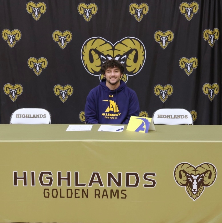 debbyleora55's tweet image. Big day for @Anthonymistrik !  Signing with @alleghenycol  🏈 Can’t wait to see what you do next kid. Take care of my boy @Coach_Layer
 Go Gators 🏈🐊 💙💛
@HighlandsAthl
