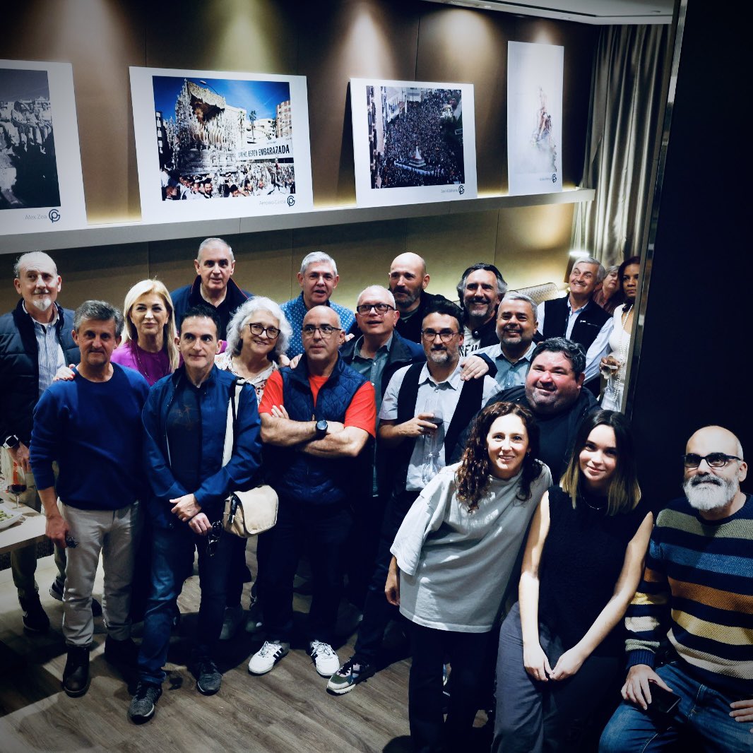 Inauguración de la exposición “Málaga: Luz de pasión” una muestra fotográfica de los miembros de <a href="/AMIGP1/">AMIGP</a> con la inestimable ayuda de <a href="/ACMalagaPalacio/">ACHotelMálagaPalacio</a>, gracias por cedernos su espacio y por su acogida, muchas gracias por la presentación de Andrea Díaz de <a href="/sercofrade/">SER Cofrade</a>