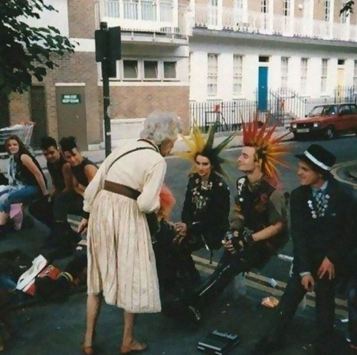 RelatocuriosoK's tweet photo. - Punks de Londres y una abuela sorprendida, 1982. https://t.co/3it3gVrkeq
