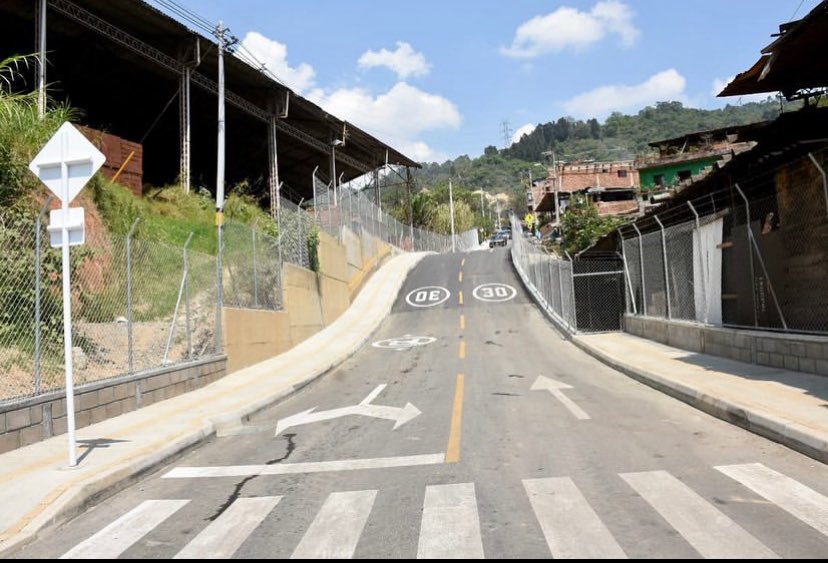 shirleyortizos2's tweet image. #itagüí el día de hoy participamos en la inauguración de una nueva vía en la vereda los Gomez, en compañía de nuestro Alcalde,Funcionarios,Corporados y ciudadanía.
  ✅ 184 MTS de nuevas vías.      
  ✅ 50 MTS Lineales de muros de contención.
   ✅ 530 MTS Andenes.