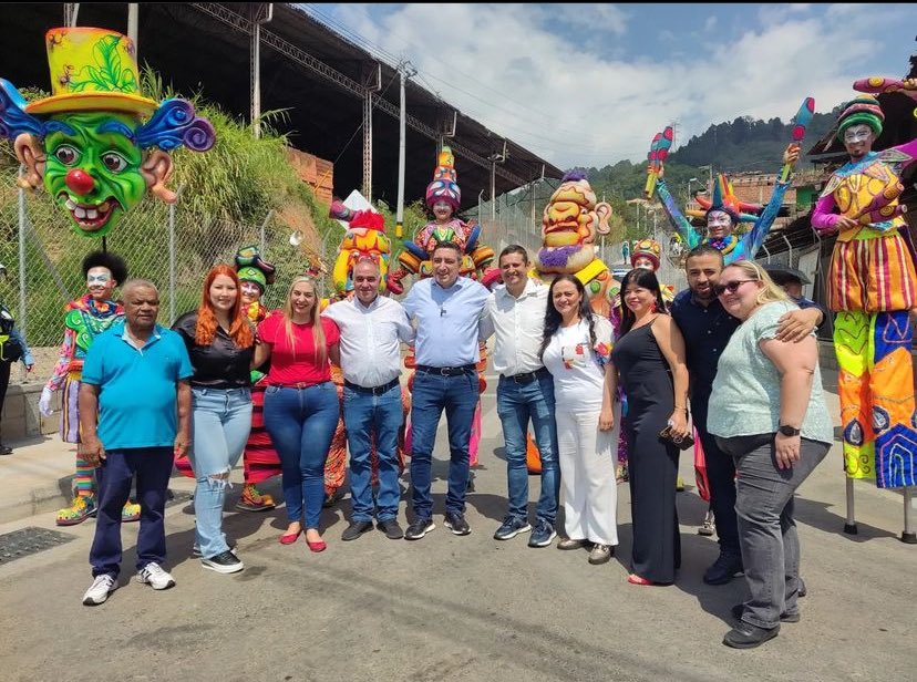 shirleyortizos2's tweet image. #itagüí el día de hoy participamos en la inauguración de una nueva vía en la vereda los Gomez, en compañía de nuestro Alcalde,Funcionarios,Corporados y ciudadanía.
  ✅ 184 MTS de nuevas vías.      
  ✅ 50 MTS Lineales de muros de contención.
   ✅ 530 MTS Andenes.