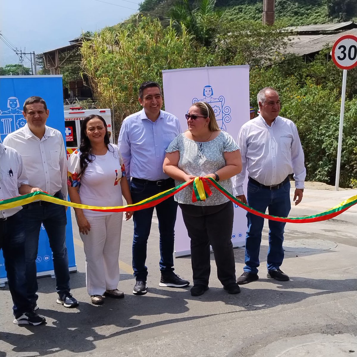 shirleyortizos2's tweet image. #itagüí el día de hoy participamos en la inauguración de una nueva vía en la vereda los Gomez, en compañía de nuestro Alcalde,Funcionarios,Corporados y ciudadanía.
  ✅ 184 MTS de nuevas vías.      
  ✅ 50 MTS Lineales de muros de contención.
   ✅ 530 MTS Andenes.