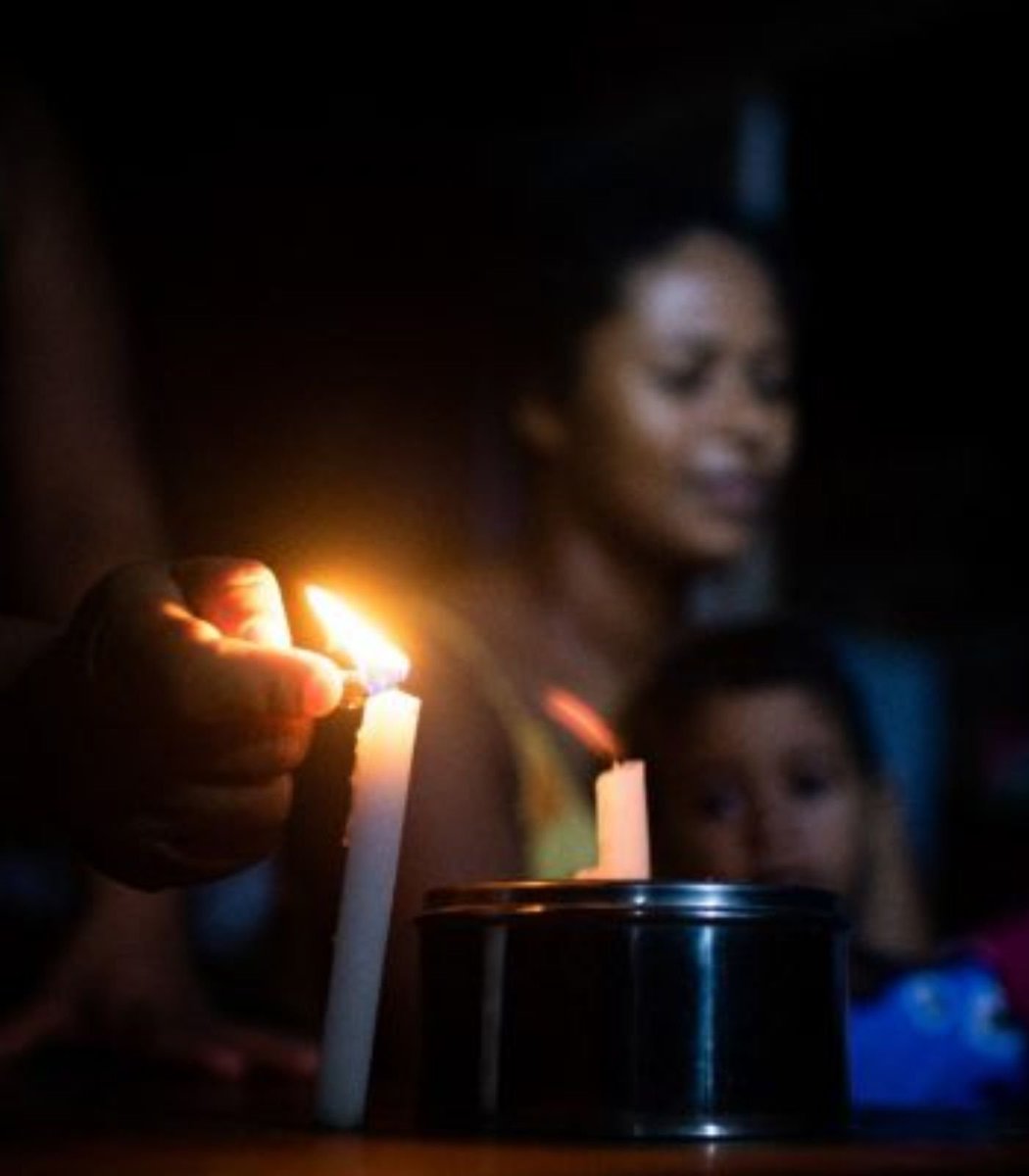 ErikakHilton's tweet photo. 🚨 DIREITO À ELETRICIDADE: UMA QUESTÃO DE DIGNIDADE

✍🏾 Protocolei hoje um Projeto de Lei que proíbe as concessionárias de energia, como a ENEL, de cortar a luz de usuários devedores/inadimplentes durante eventos climáticos extremos.

🌇 Essas ondas estão cada vez mais intensas e frequentes, se tratando então de um projeto de dignidade básica e proteção. Ninguém merece ter a energia desligada enquanto os termômetros batem os 40°c, isso é desumano e pode causar danos sérios à saúde das pessoas.

🥵 As contas devidas vão continuar existindo e podendo ser cobradas, mas a distribuição de energia é um serviço básico que precisa ser fornecido para evitar que as pessoas morram, adoeçam ou sejam submetidas à situações degradantes durante esses eventos extremos.

📑  Infelizmente a realidade é que as ondas de calor, chuvas torrenciais e eventos extremos tendem a ser cada vez mais frequentes no nosso cotidiano, e prejudicando desproporcionalmente as pessoas mais pobres. E, por coincidência, no mesmo dia em que São Paulo vive um apagão e uma onda de calor, eu e minha equipe finalizamos e protocolamos esse Projeto construído com apoio de especialistas e da sociedade civil.
