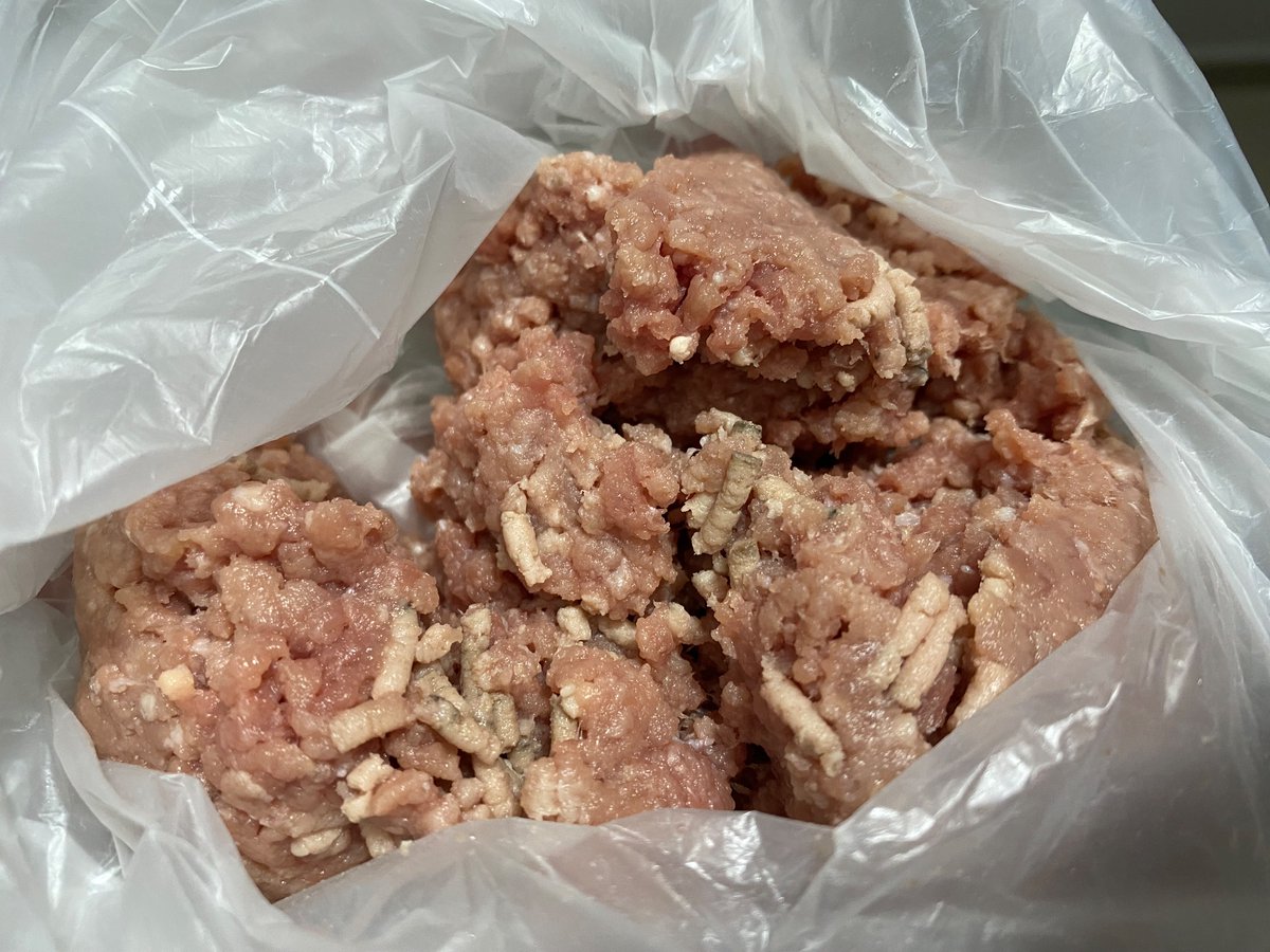 ronelljo18's tweet photo. Señores @almacenesexito cómo es posible que le hagan esto a sus clientes? Pedí carne selecta de tabla molida y cuando llego a mi casa es una carne podrida con gusanos? Son unos irresponsables no deberían tener trabajadores que hacen esto @sicsuper https://t.co/g8xuY7Wxgw
