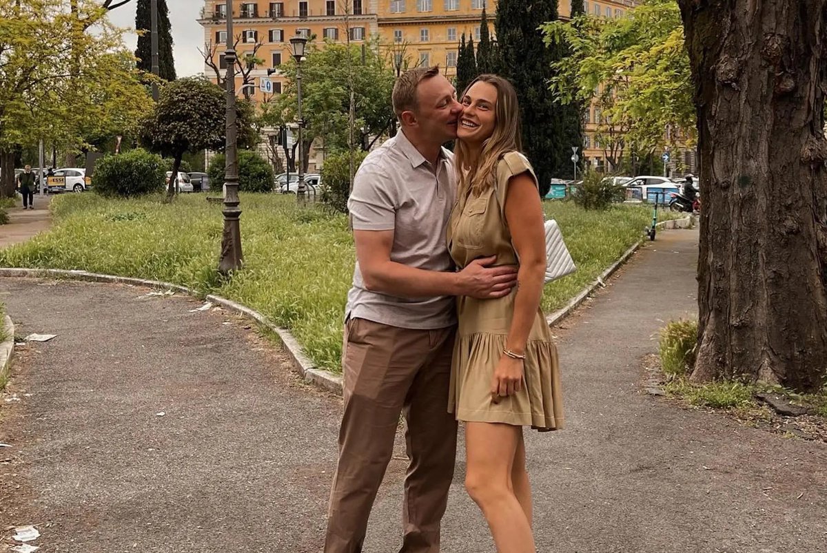 Olly_Tennis_'s tweet photo. 😭 Such horrible news:

According to reports, Aryna Sabalenka’s boyfriend Konstantin Koltsov, former hockey player, has died at age 42, while in Miami 😔 

Devastating.

Source: https://t.co/PQXZ64PavG (As well as various Belarusian Hockey Sites) https://t.co/bQ7d4hcobi