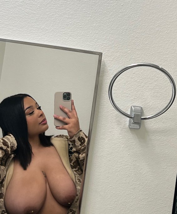 Where are my tiddie lovers at? https://t.co/FBLzoar3IR