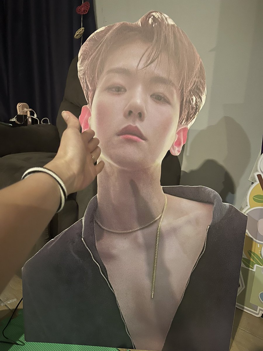 thienleee's tweet photo. Received this as my birthday gift! Hahahahaha I’m so happy!! @B_hundred_Hyun will you come sign an autograph on this someday? 🥰🥰🥰 https://t.co/ong2YjlD9J