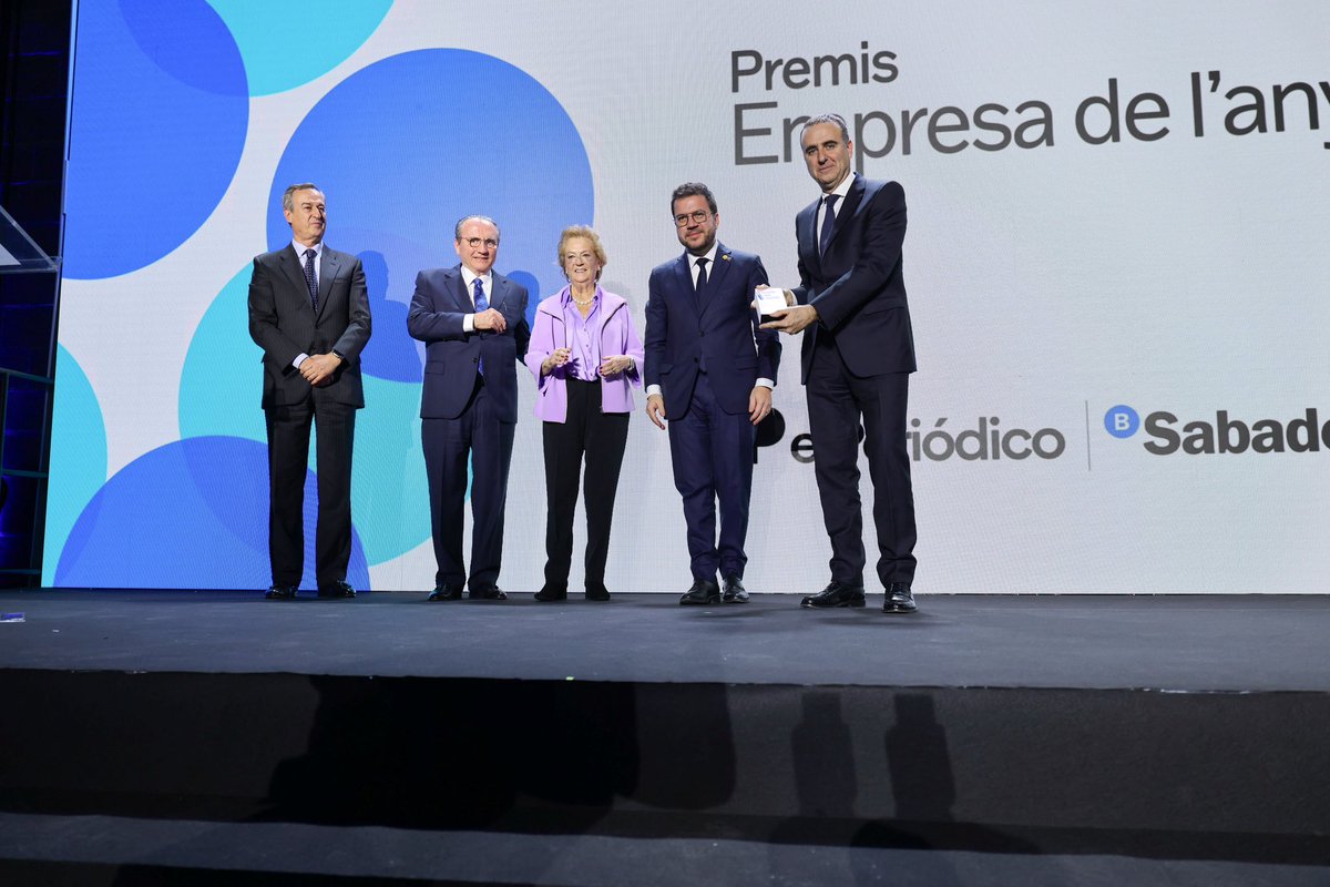 FelipeCamposlh's tweet photo. El diari @elperiodico ha reconegut @aiguesbcnclient amb el premi Empresa de l’Any. 

Un reconeixement que ens encoratja a continuar treballant com hem fet sempre des de fa prop de 160 anys: amb passió, talent, dedicació i vocació de servei.

El premi ha estat recollit pel Vicepresident @aiguesbcnclient en @cirilrozman 

#PremisEmpresaAnyBSabadell