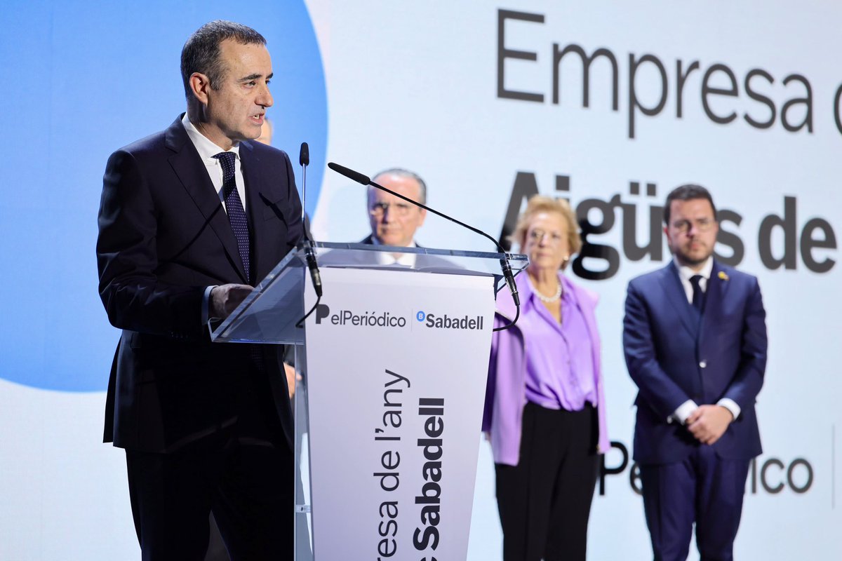 El diari <a href="/elperiodico/">El Periódico</a> ha reconegut <a href="/aiguesbcnclient/">Aigües de Barcelona</a> amb el premi Empresa de l’Any. 

Un reconeixement que ens encoratja a continuar treballant com hem fet sempre des de fa prop de 160 anys: amb passió, talent, dedicació i vocació de servei.

El premi ha estat recollit pel