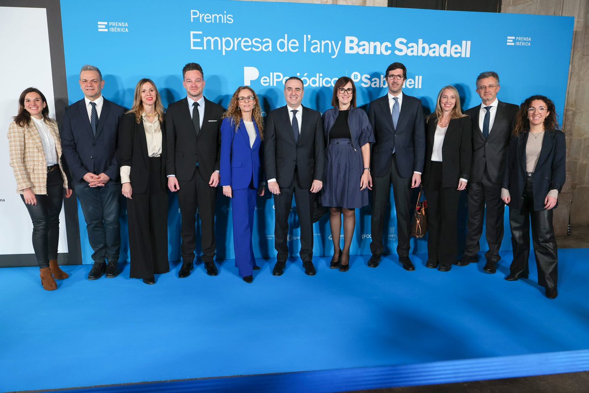FelipeCamposlh's tweet photo. El diari @elperiodico ha reconegut @aiguesbcnclient amb el premi Empresa de l’Any. 

Un reconeixement que ens encoratja a continuar treballant com hem fet sempre des de fa prop de 160 anys: amb passió, talent, dedicació i vocació de servei.

El premi ha estat recollit pel Vicepresident @aiguesbcnclient en @cirilrozman 

#PremisEmpresaAnyBSabadell