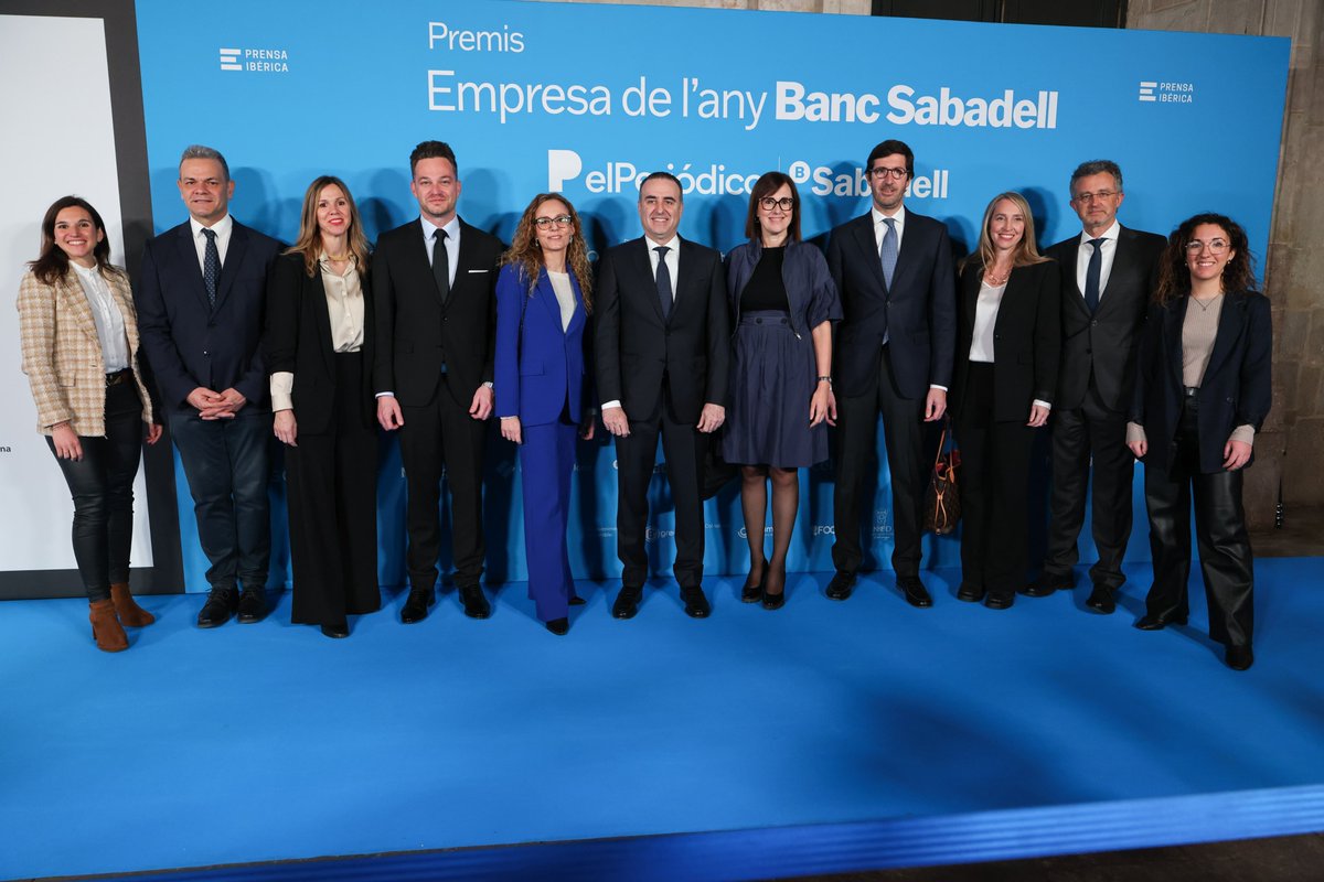 aiguesbcnclient's tweet photo. 🏆 Hem rebut el premi Empresa de l’Any 2023, que atorga @elperiodico de Catalunya. Un reconeixement a la nostra contribució a ciutats més circulars, justes i resilients a través de les aliances publicoprivades.

Gràcies a les més de 1100 persones que formen part d'aquesta casa
