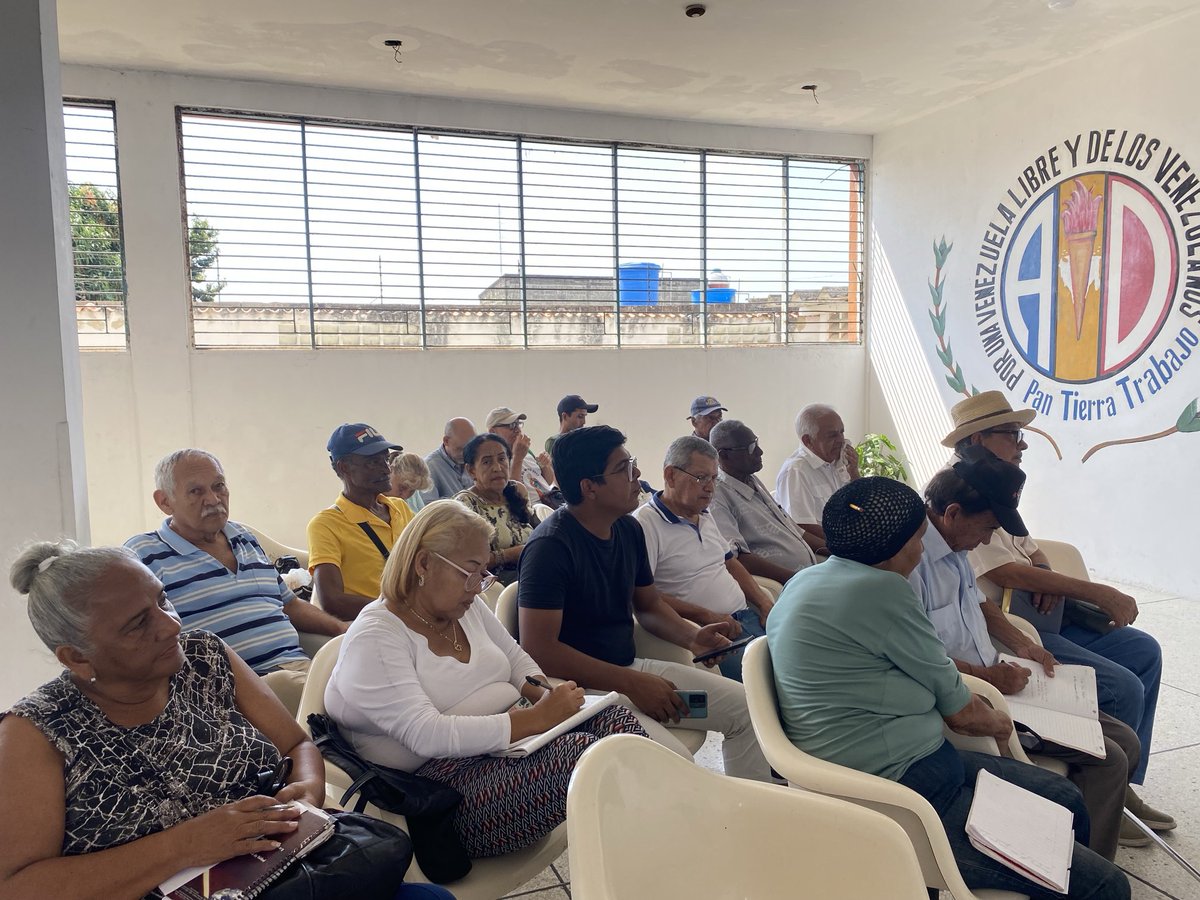 ElioEscalo2621's tweet photo. AD-Yaracuy ADvenezuela.
#18marzo2024, reunión de C.E.S-Yaracuy, preparando nuestra #MaquinariaElectoral de carne y hueso, #RumboAl@Julio28 con nuestro candidato presidencial compañero @LuisEduardoMartinez.
#UnidosViviremosMejor..
#AdecoVotaPorAdeco. https://t.co/59DK4myv4I