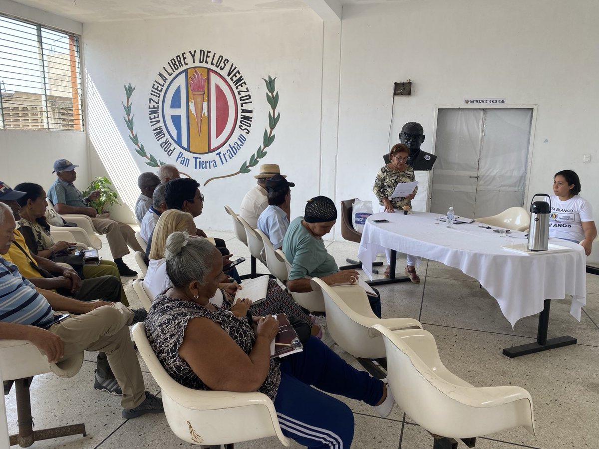 ElioEscalo2621's tweet photo. AD-Yaracuy ADvenezuela.
#18marzo2024, reunión de C.E.S-Yaracuy, preparando nuestra #MaquinariaElectoral de carne y hueso, #RumboAl@Julio28 con nuestro candidato presidencial compañero @LuisEduardoMartinez.
#UnidosViviremosMejor..
#AdecoVotaPorAdeco. https://t.co/59DK4myv4I
