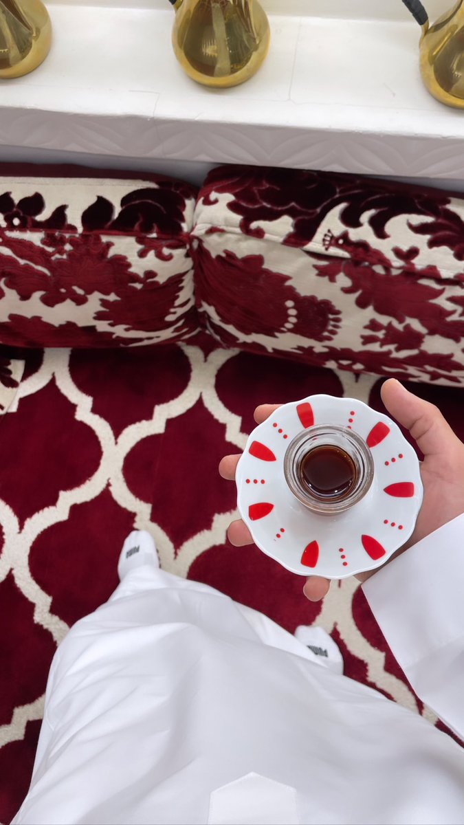 يكتمل نضج البنادم في شعوره
لا شرا الخلوة ، وملَّ مْن التواجد

ولّا أنا يا وجه .. غيبتْه ، وحضوره
ماخذٍ حتى خشوعي في المساجد

كل فجرٍ يطرق - الشبّاك نوره . .
كيف أسجّ وفيه من ضحكتْك واجد

صب چاي :)